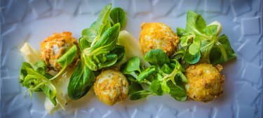 Kecskesajt bonbon grillázsba forgatva, madársalátával és körtével