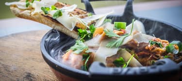 Paradicsomos pacal fűszervajas bagettel, parmezánnal