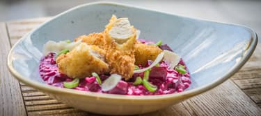 Céklarizottó, panko morzsában sült csirkemellel, parmezánnal