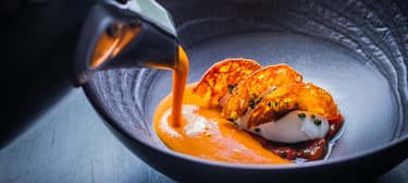 Kápia krémleves csípősszalámi-chipsszel