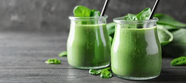 Zöld smoothie mangóval, ananásszal és kiwivel