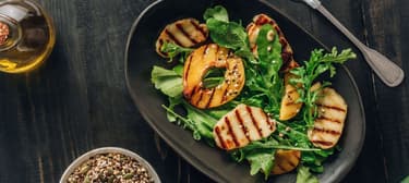 Saláta grillezett halloumi sajttal és őszibarackkal