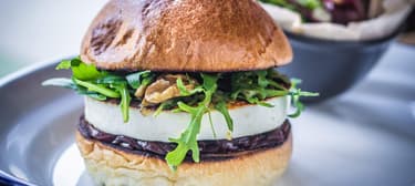 Grillezett kecskesajt burger, hagymalekvárral és pirított dióval