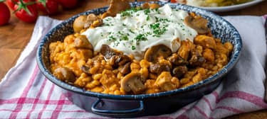 Csirkepörkölt pirított gombával és tarhonyával