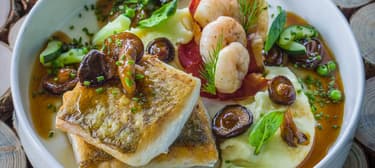 Fogasfilé garnélával, sonka ropogóssal, erdei gombamártással, burgonyapürével