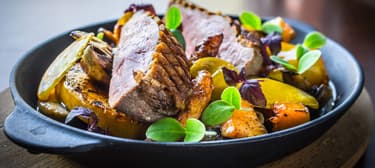 Hízott libamell rozéra sütve, tepsis sült zöldségekkel, pecsenyelével