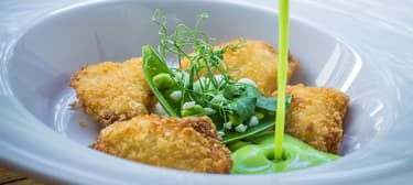 Brokkolikrémleves cukorborsóval, házi morzsában sült csirkefalatokkal