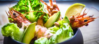 Ünnepi rák koktél, konyakos mártással, avokadóval, római salátával