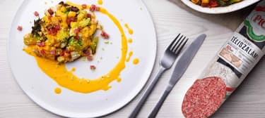 Csőben sült zöldségek téliszalámis vörös cheddarmártással