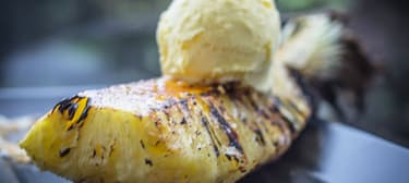 Grillezett ananász, sós karamellel, fagyival