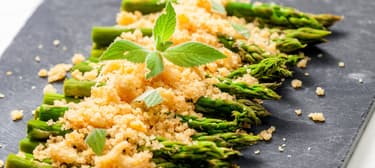 Spárga vajas morzsával