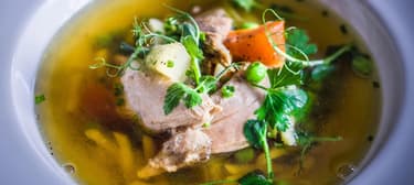 Gyöngytyúk húsleves, csigatésztával