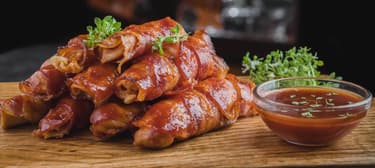 Sajtos csirkemell baconnel és BBQ szósszal