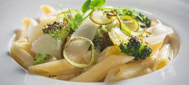 Penne téli zöldségekkel, érlelt sajtokkal