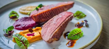 Ünnepi kacsamell trikolor pürével, pecsenyelével