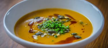 Vegán kókuszos sütőtök krémleves pirított tökmaggal