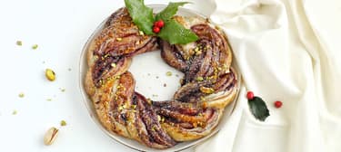 Gyümölcsös koszorú leveles tésztából