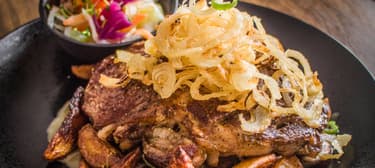 Hagymás-rostélyos házi savanyúsággal