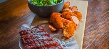 Ragacsos oldalas káposztasalátával, steak burgonyával