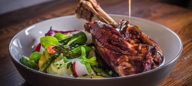 Húsvéti báránycsülök tavaszi zöldségekkel