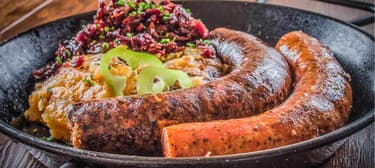 Disznótoros birsalmás káposztával, sült hagymás tört burgonyával