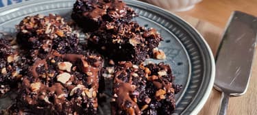 Cukormentes datolyás-pekándiós brownie