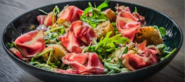 Húsvéti sonkasaláta kalács krutonnal