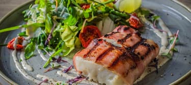 Baconbe tekert tőkehalfilé tavaszi salátával