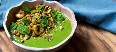 Mentás zöldborsókrémleves sült zöldségekkel