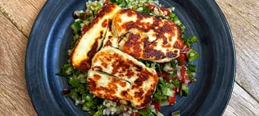 Grillezett halloumi sajt tabuléval