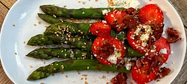 Spárga saláta fetával, eperrel, baconnel