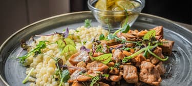 Gombás aprópecsenye fehér tarhonyával