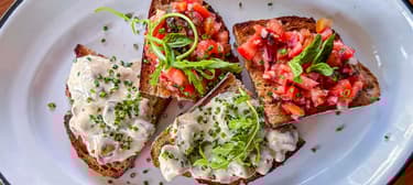 Vargányás és paradicsomos pirítósok rukkolával