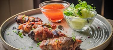 Bacon-be göngyölt csirkemáj, édes chilivel, marinált uborkával