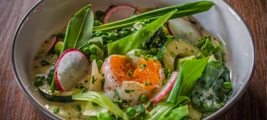 Főzelék friss zöldségekből, tanyasi tojással