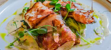 Baconbe göngyölt pulykamell filé grillen, vajas zöldségekkel