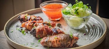 Bacon-be göngyölt csirkemáj, édes chilivel, marinált uborkával