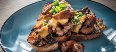 Cheddaros-sült gombás bruschetta