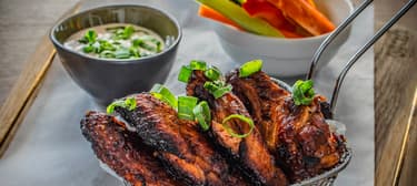 Chilis csirkeszárnyak kéksajtos majonézzel, zöldségekkel