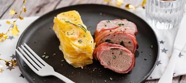 Baconbe tekert sertésszűz rakott burgonyával