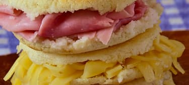 Venezuelai Arepas sajttal sonkával töltve