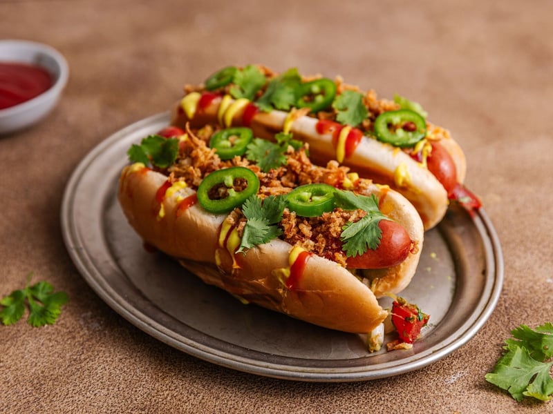 Cheddarral töltött hot dog