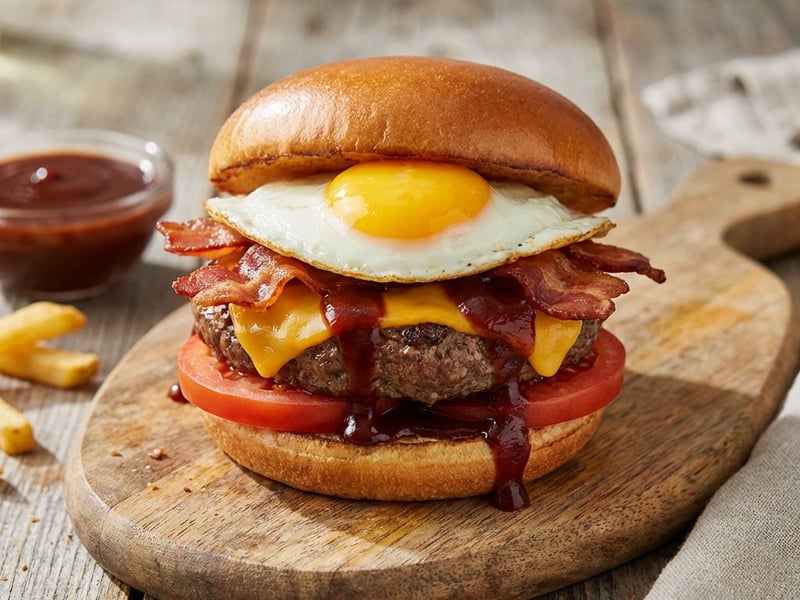 Marhahúsos burger tükörtojással és baconnel | Szaftos és laktató