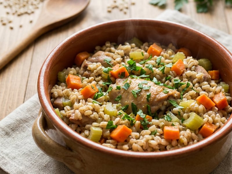Csirkecomb pilaf árpagyönggyel és zöldségekkel