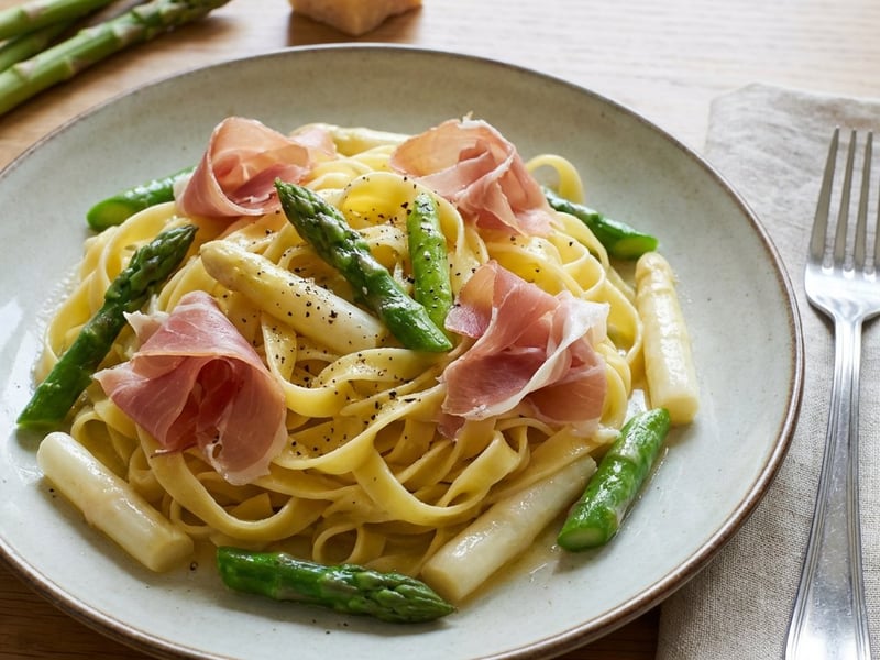 Tagliatelle spárgával és pármai sonkával