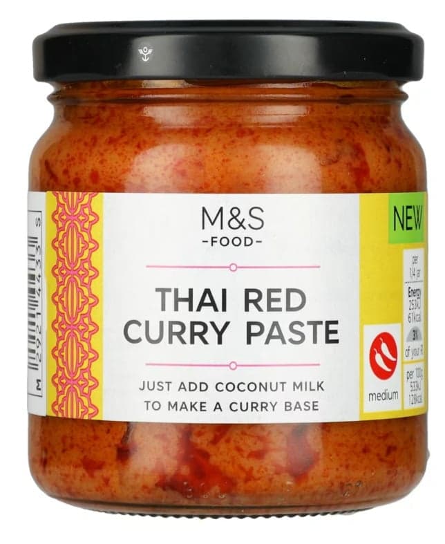Marks & Spencer Thai vörös curry paszta citromfűvel, galangával, vörös chilivel, garnélapasztával és korianderrel