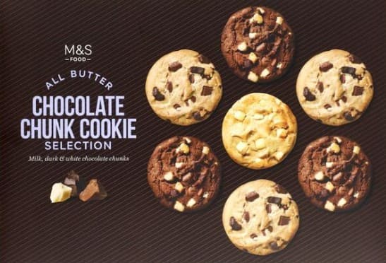 Marks & Spencer Vajas kekszválogatás ét-, fehér- és tejcsokoládé darabokkal