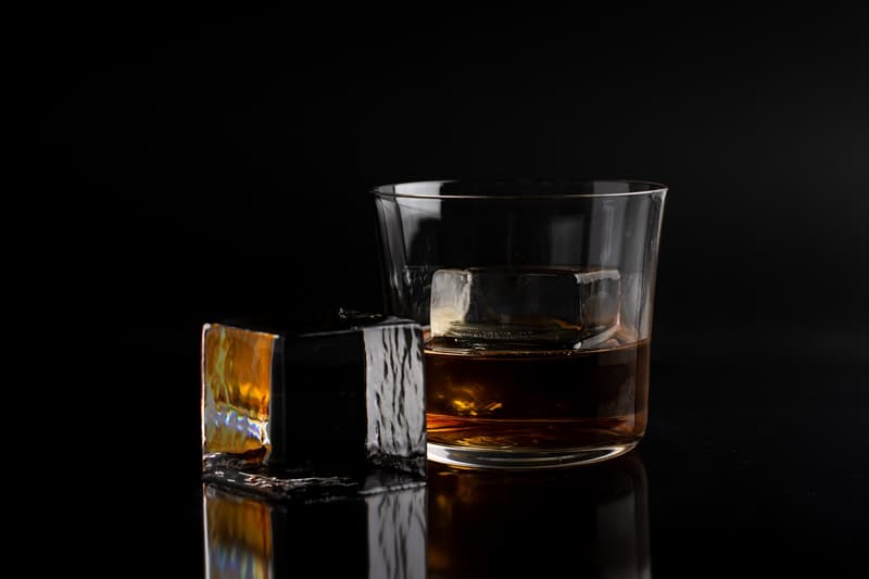 Artificer Handcrafted ice, smaller cubes (4,5x4,5x4,5cm, fits in smaller whiskey glasses) 12pcs pack 1 teabag