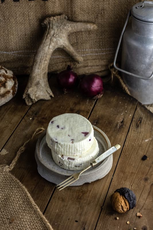 Maszlik Gomolya Cheese with Red Onion
